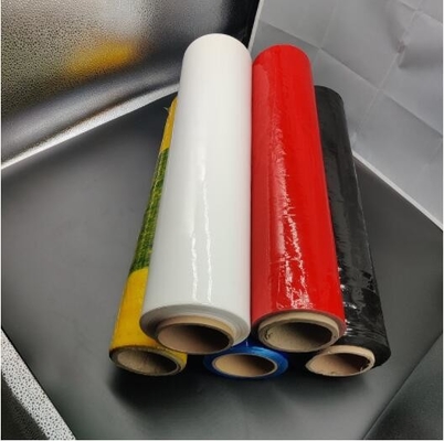 Película de estiramiento negra y roja colorida modificada para requisitos particulares del PE para la plataforma y el cartón que envuelven la película