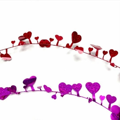 Las tiras de color del amor tiran la decoración de flores, la corona del día de San Valentín corona de alambre de amor