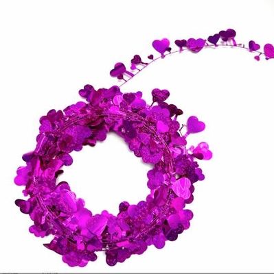 Las tiras de color del amor tiran la decoración de flores, la corona del día de San Valentín corona de alambre de amor
