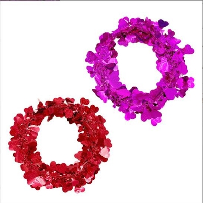 Las tiras de color del amor tiran la decoración de flores, la corona del día de San Valentín corona de alambre de amor