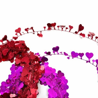 Las tiras de color del amor tiran la decoración de flores, la corona del día de San Valentín corona de alambre de amor