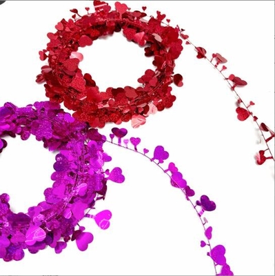 Las tiras de color del amor tiran la decoración de flores, la corona del día de San Valentín corona de alambre de amor